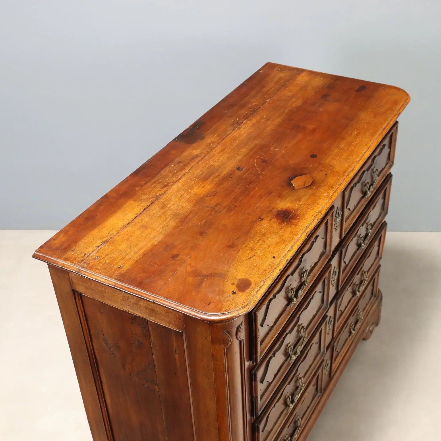 Baroque Walnut Canterano with Molded Drawers