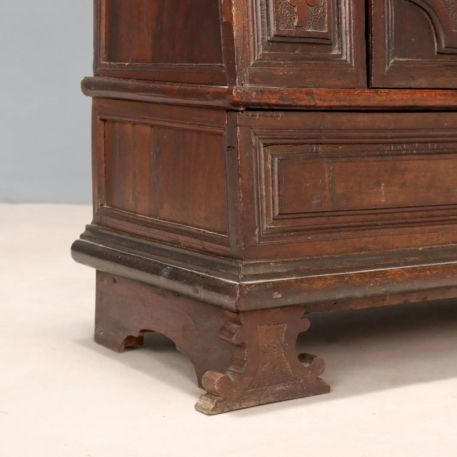 Antique Bedside Table Baroque Walnut Italy Early XVIII Century - Italy, Early XVIII Century | Antiques | Bedside Tables