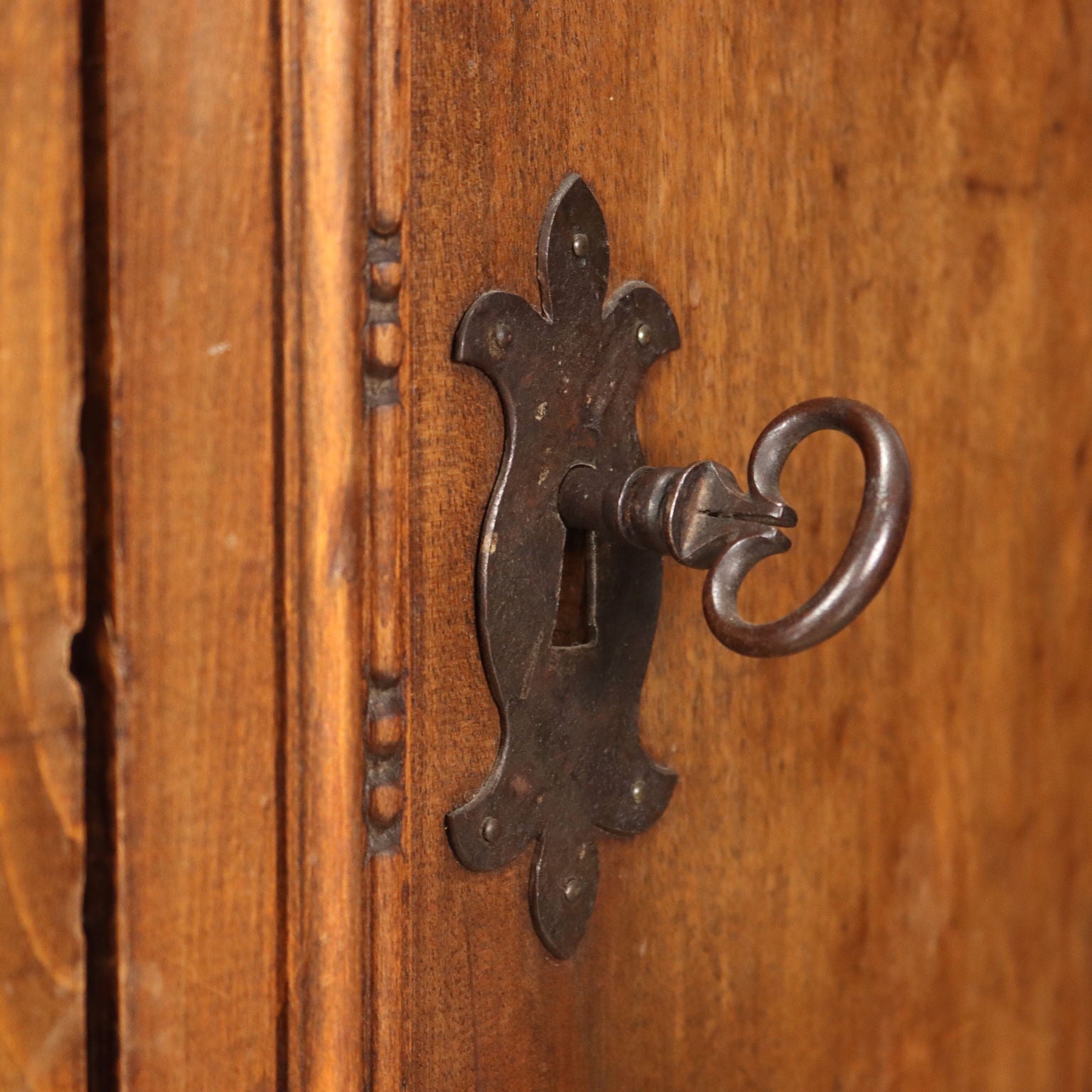 Ancient Neo-Renaissance Cupboard Italy '900 Walnut Flap Painted Olive - Italy, Early XX Century | Antiques  Cupboards