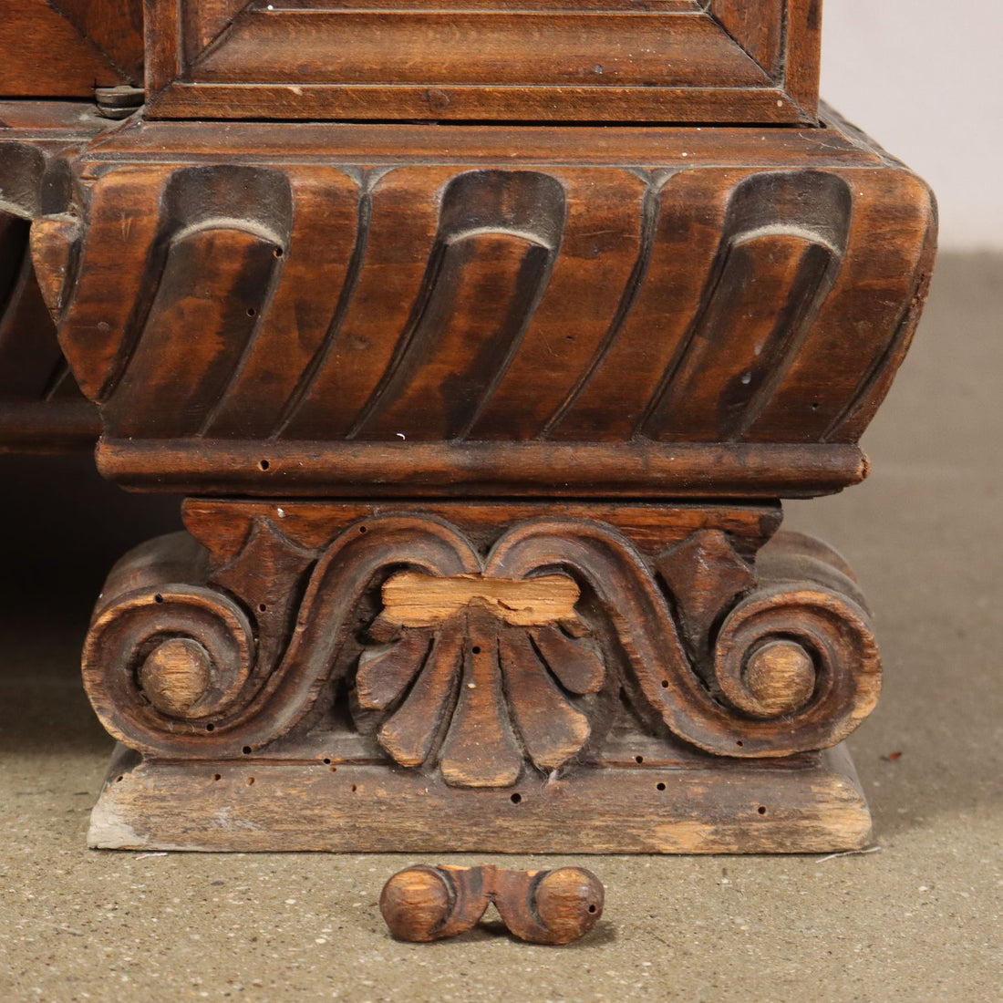 Ancient Neo-Renaissance Cupboard Italy '900 Walnut Flap Painted Olive - Italy, Early XX Century | Antiques  Cupboards