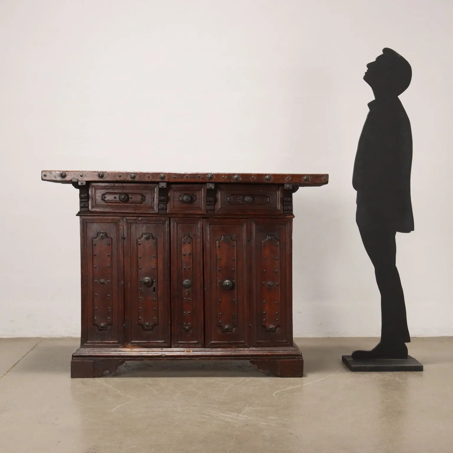 Emilian Baroque Sideboard in Elm - Early 18th Century