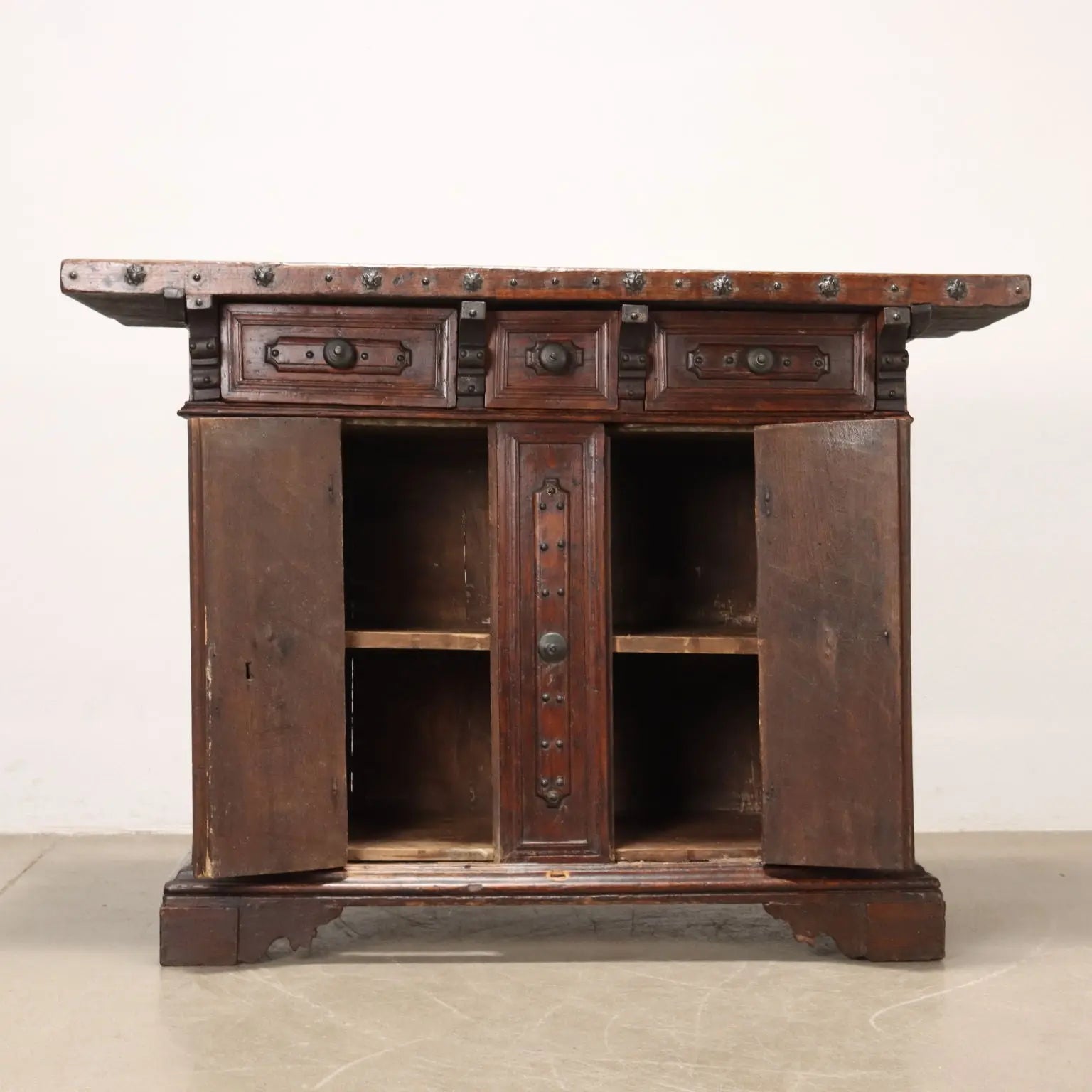 Emilian Baroque Sideboard in Elm - Early 18th Century