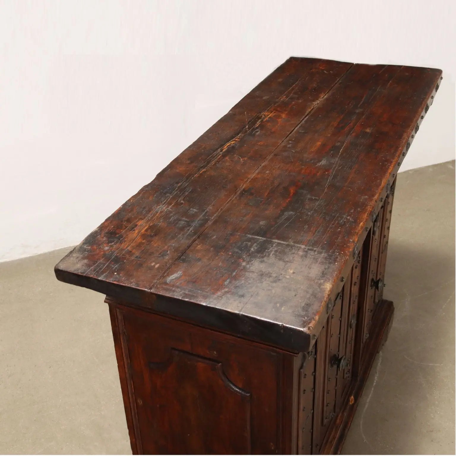 Emilian Baroque Sideboard in Elm - Early 18th Century