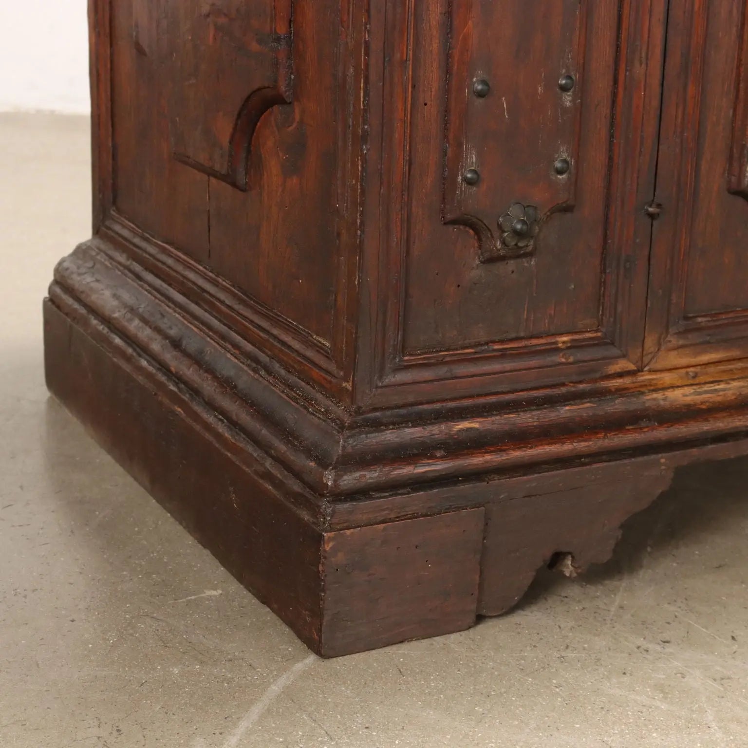 Emilian Baroque Sideboard in Elm - Early 18th Century