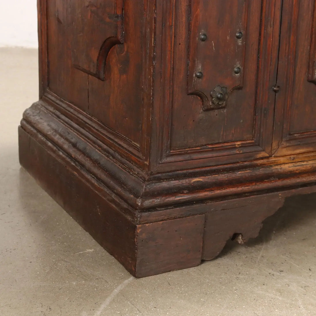 Emilian Baroque Sideboard in Elm - Early 18th Century