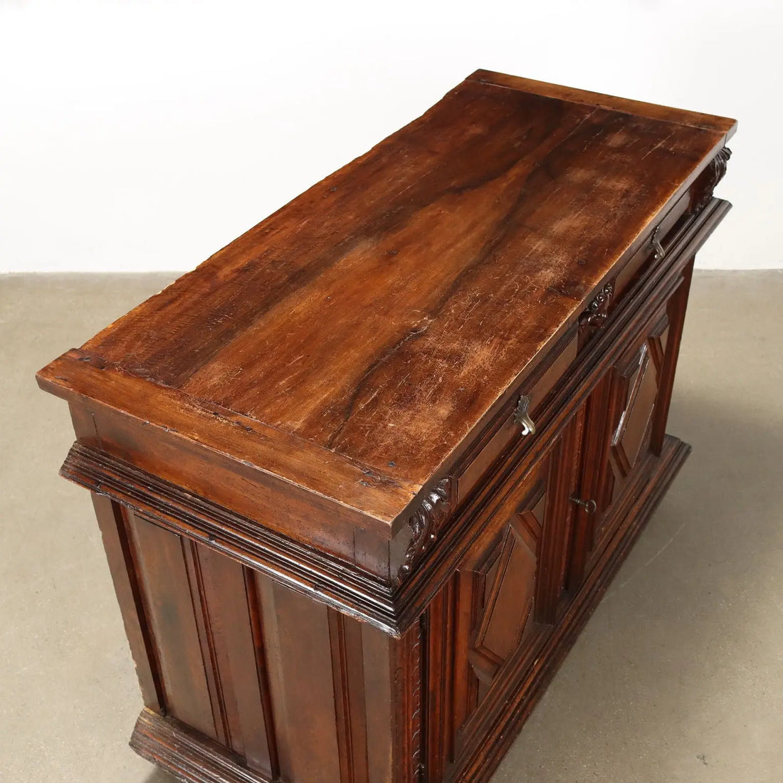 Baroque Walnut Sideboard - Piedmont 18th Century