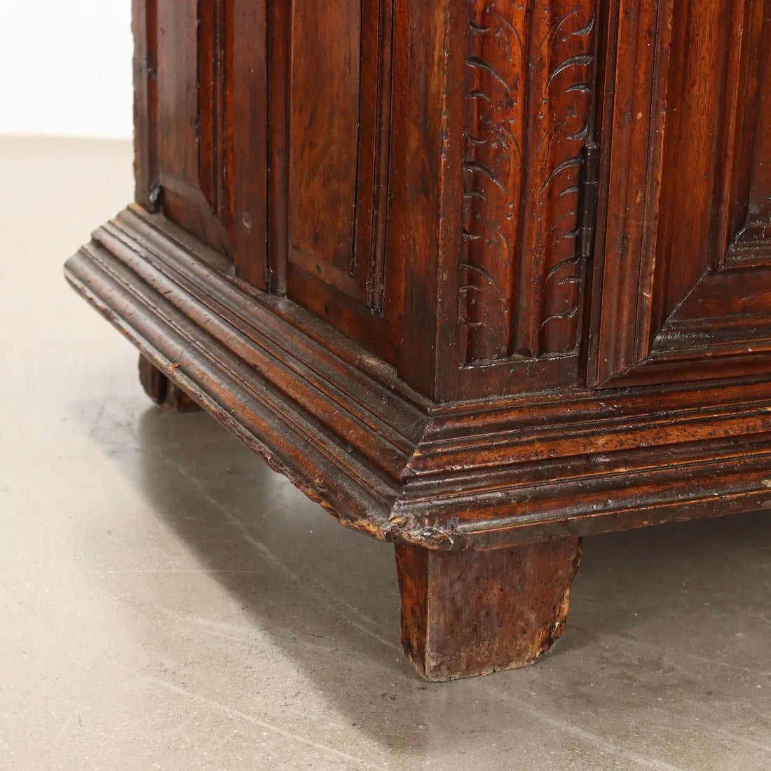 Baroque Walnut Sideboard - Piedmont 18th Century