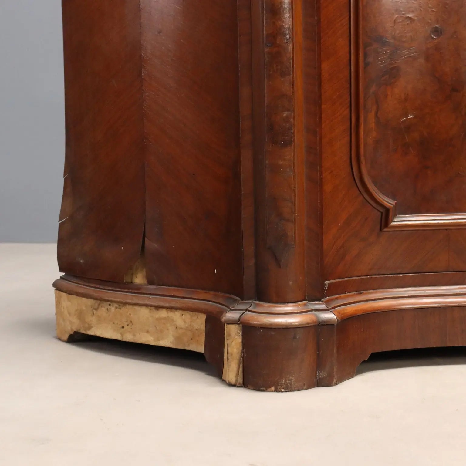 Umbertine Sideboard in Walnut - 19th Century