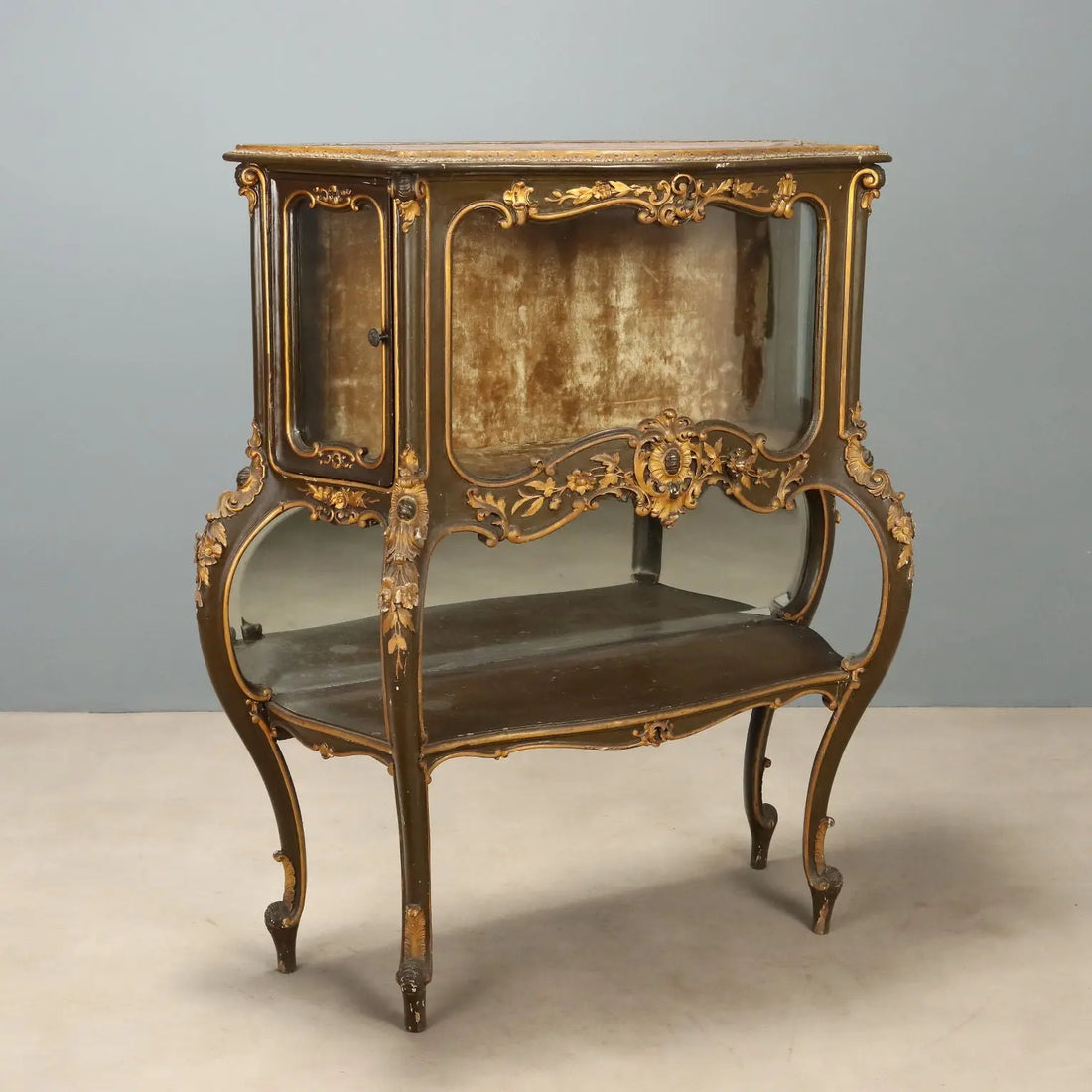 Italian Barocchetto Showcase in Gilded Wood