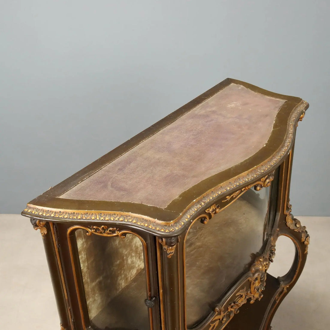 Italian Barocchetto Showcase in Gilded Wood