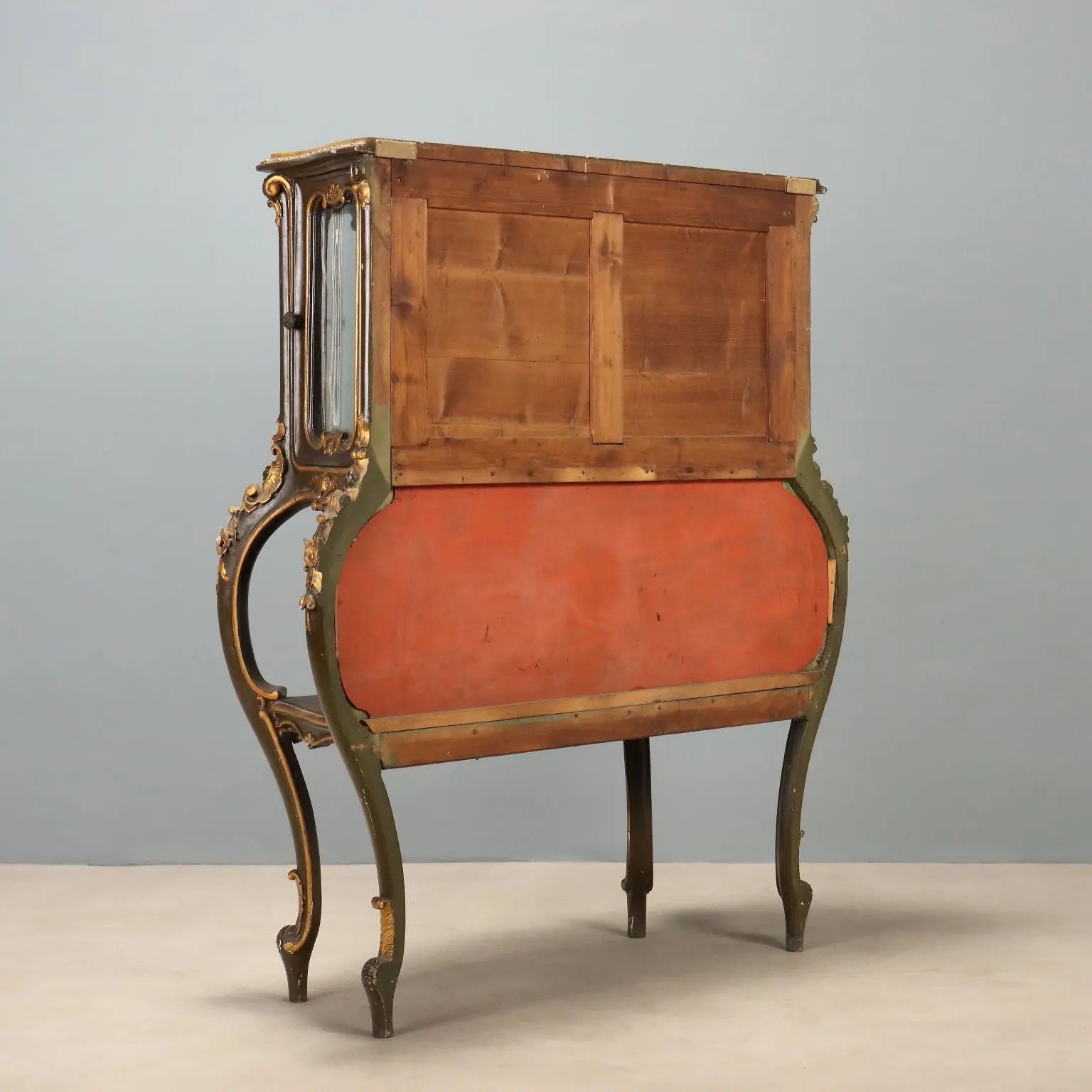 Italian Barocchetto Showcase in Gilded Wood
