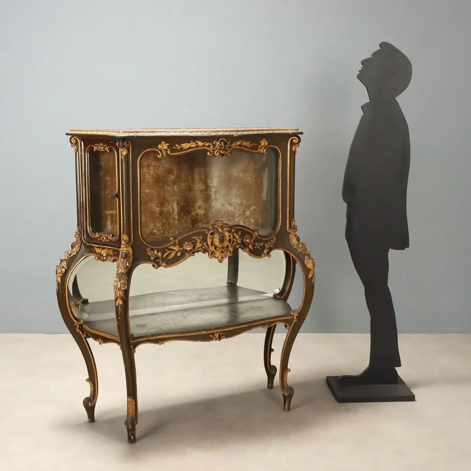 Italian Barocchetto Showcase in Gilded Wood
