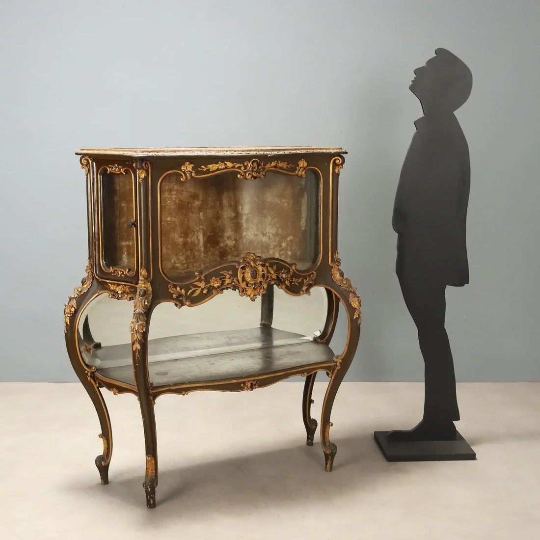 Italian Barocchetto Showcase in Gilded Wood