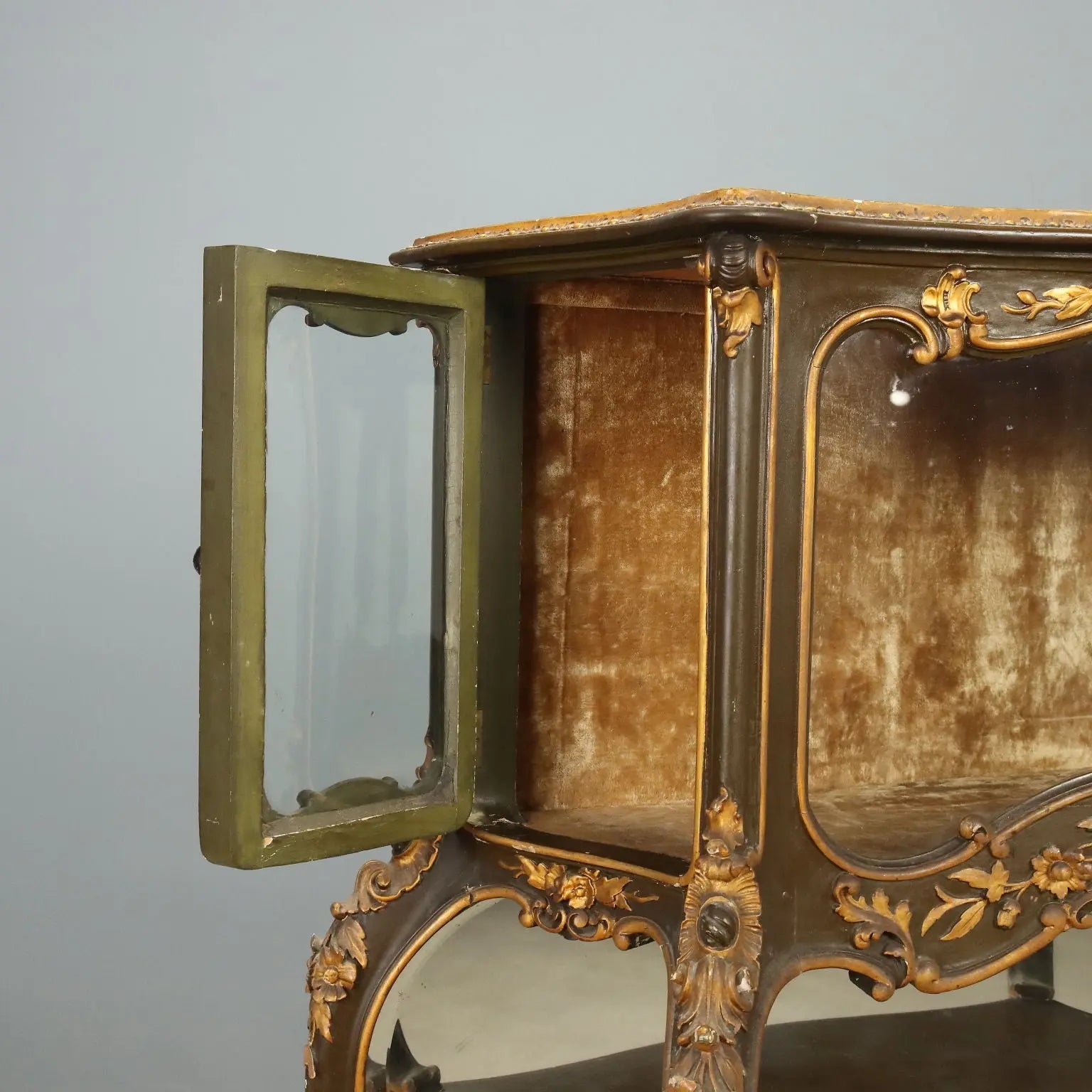 Italian Barocchetto Showcase in Gilded Wood