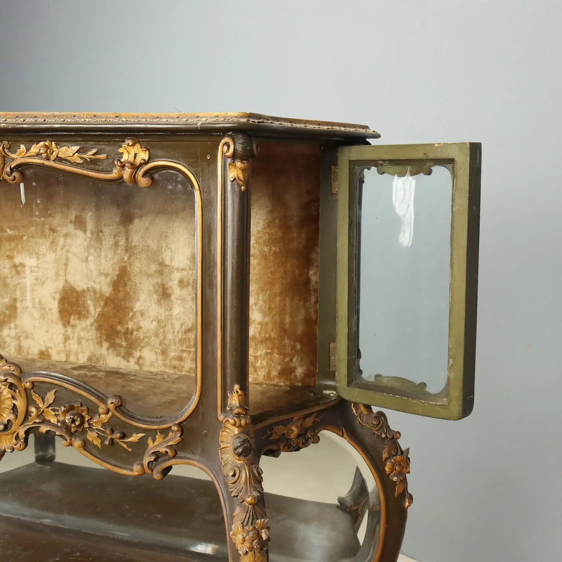 Italian Barocchetto Showcase in Gilded Wood