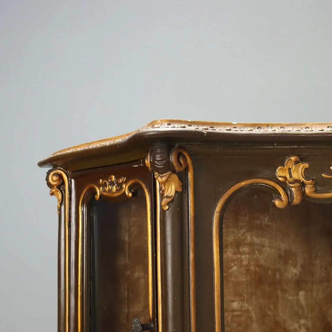 Italian Barocchetto Showcase in Gilded Wood