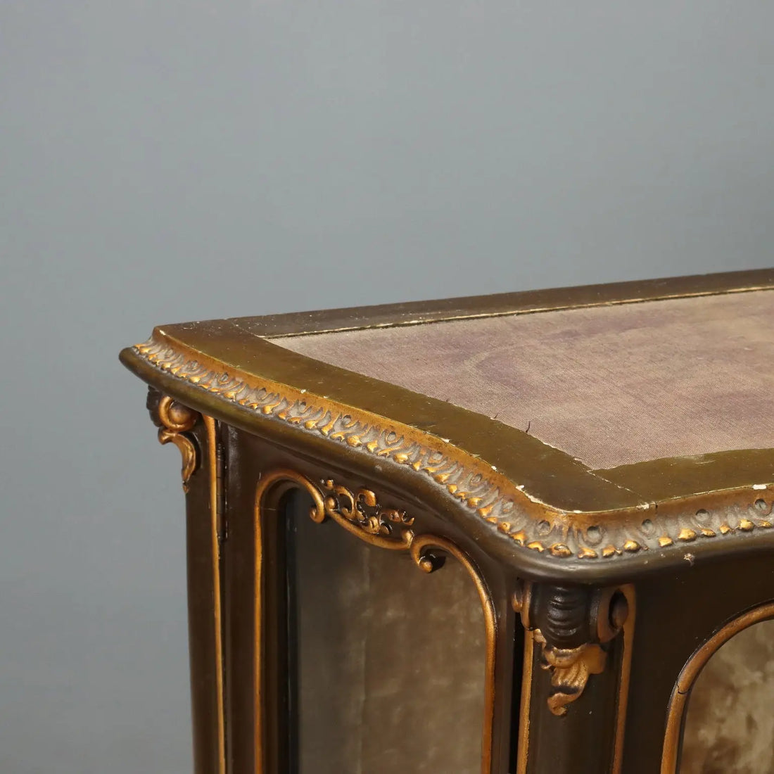 Italian Barocchetto Showcase in Gilded Wood