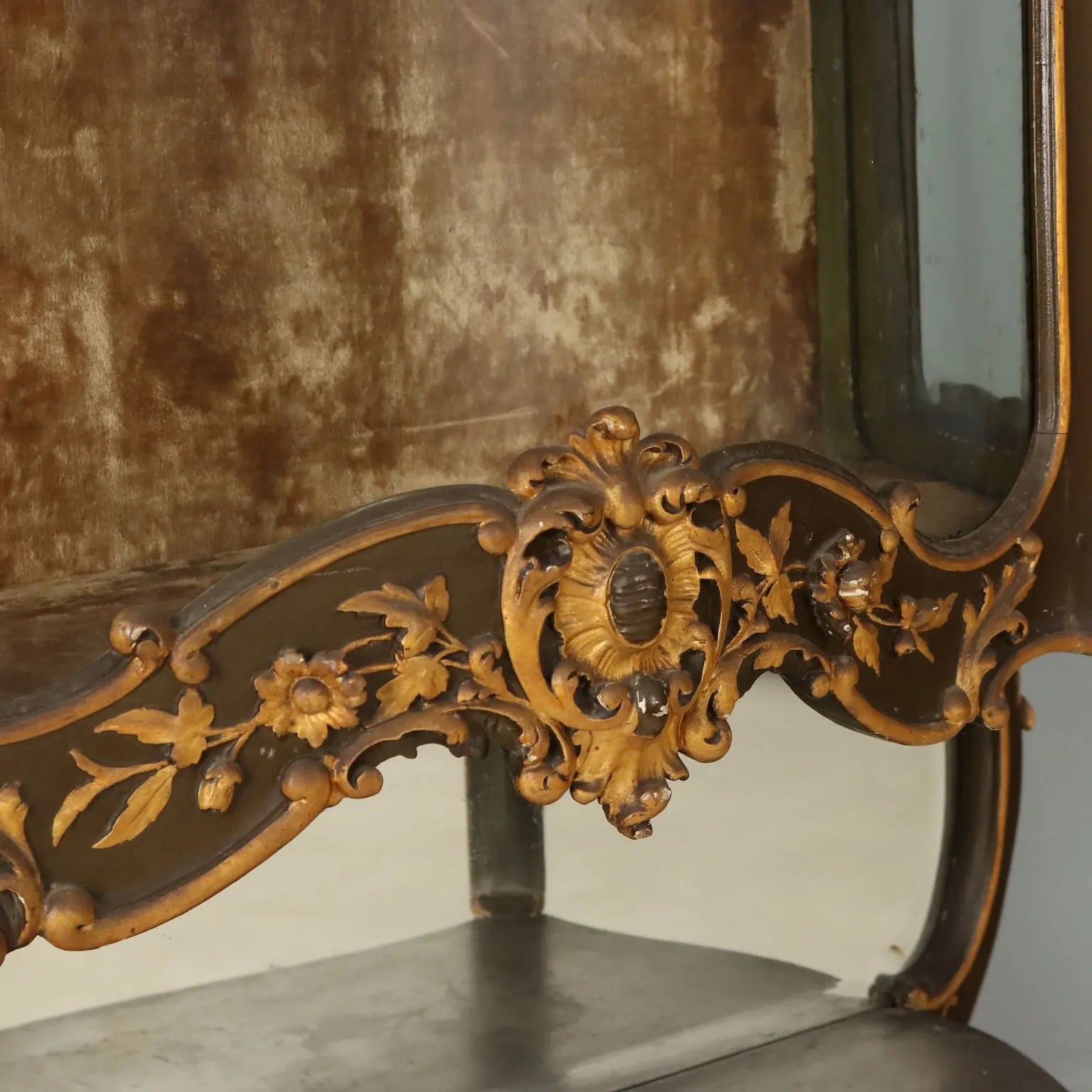Italian Barocchetto Showcase in Gilded Wood