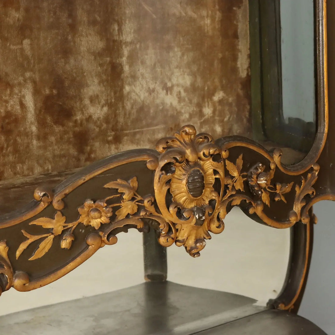Italian Barocchetto Showcase in Gilded Wood