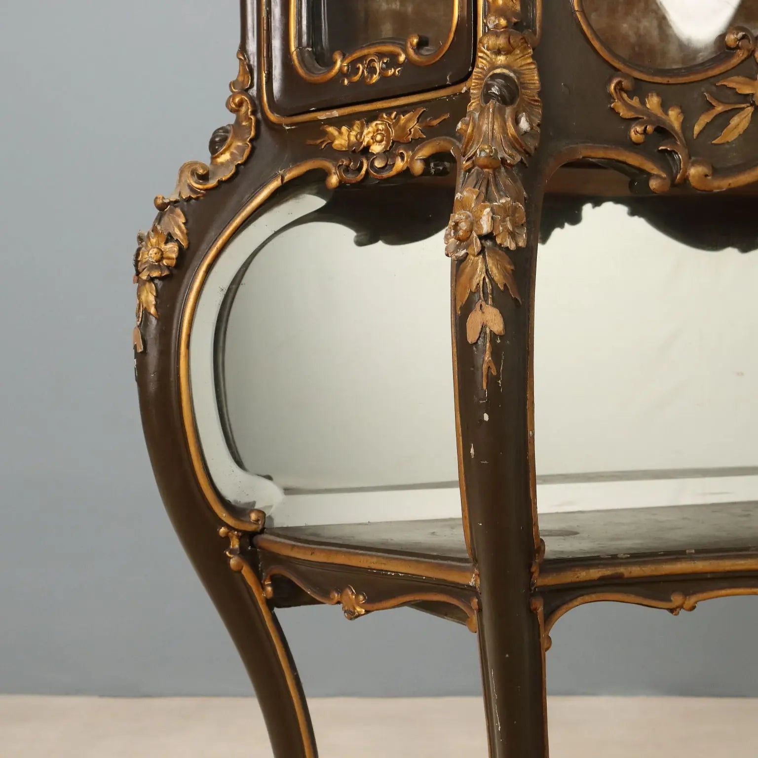 Italian Barocchetto Showcase in Gilded Wood