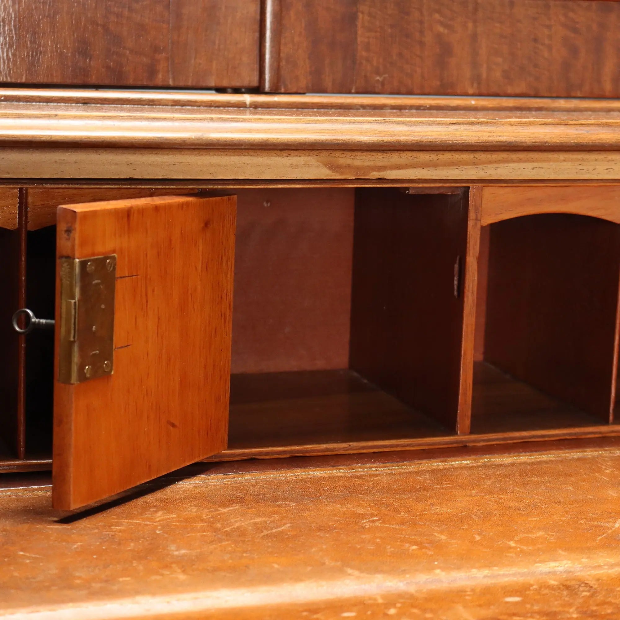 Antique Bookcase Mahogany Glass Leather United Kingdom '800