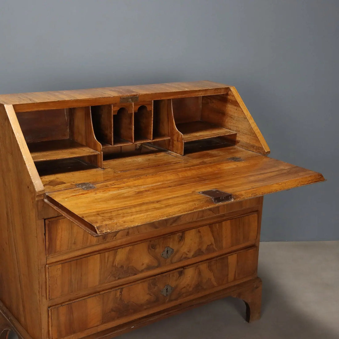 Antique Chest of Drawers Walnut Burl Poplar Italy XVIII Century - Central Italy, XVIII Century | Antiques | Drop-Leaf Secretaire & Secretaire