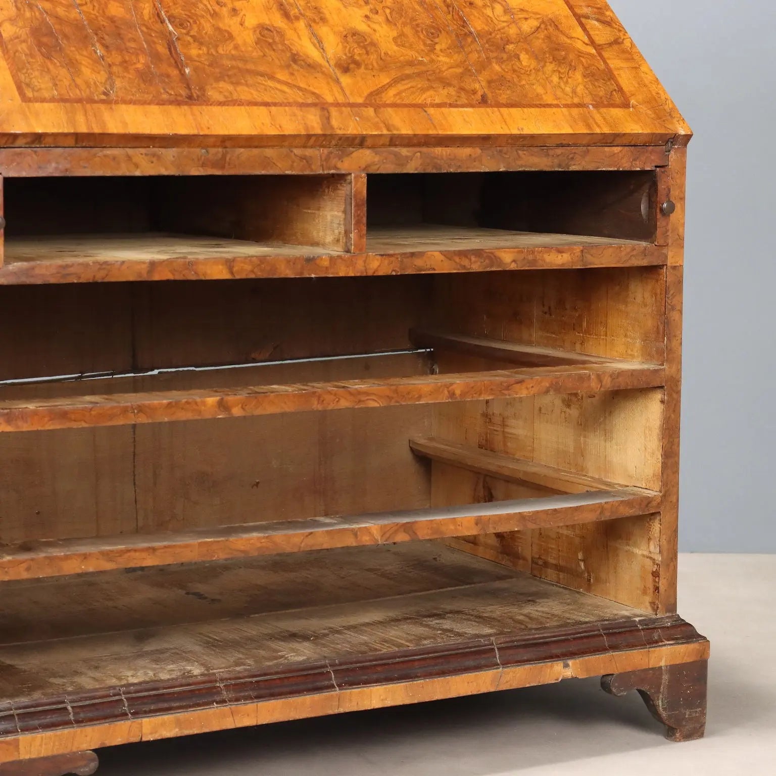 Walnut Burl Bureau - Italy 18th Century