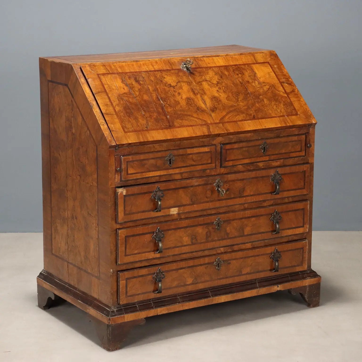 Walnut Burl Bureau - Italy 18th Century