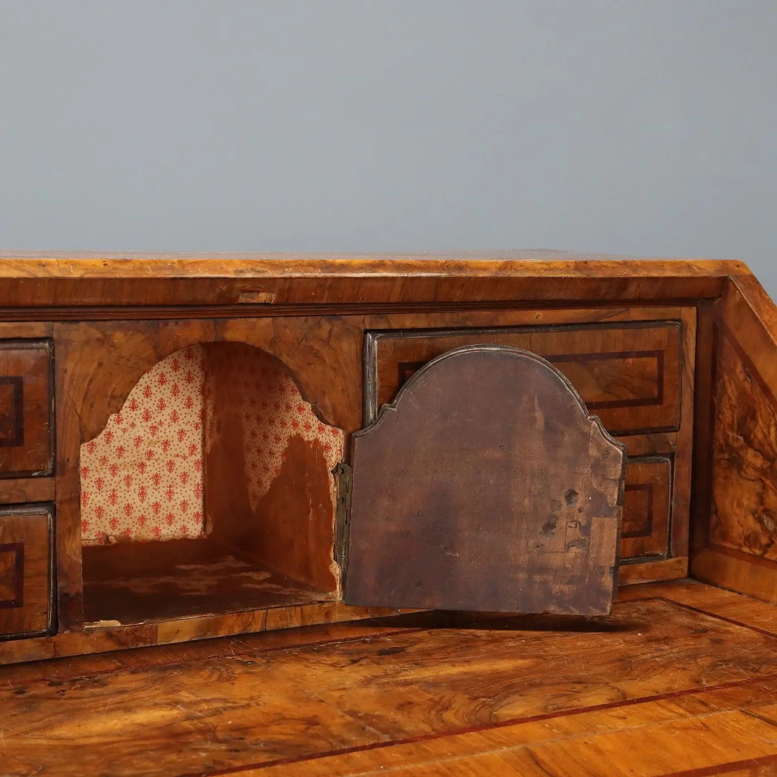 Walnut Burl Bureau - Italy 18th Century