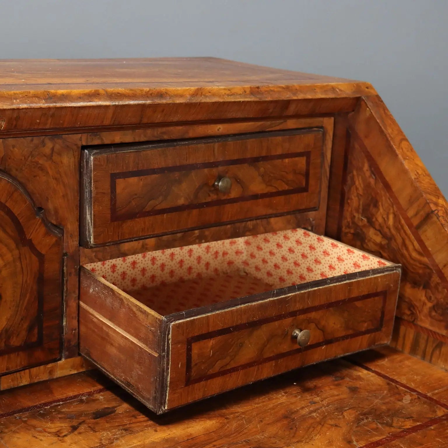 Walnut Burl Bureau - Italy 18th Century