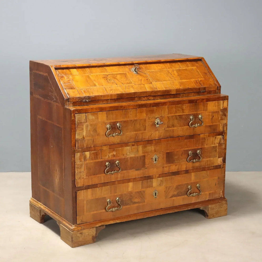 Walnut and Burl Bureau - Veneto 18th Century