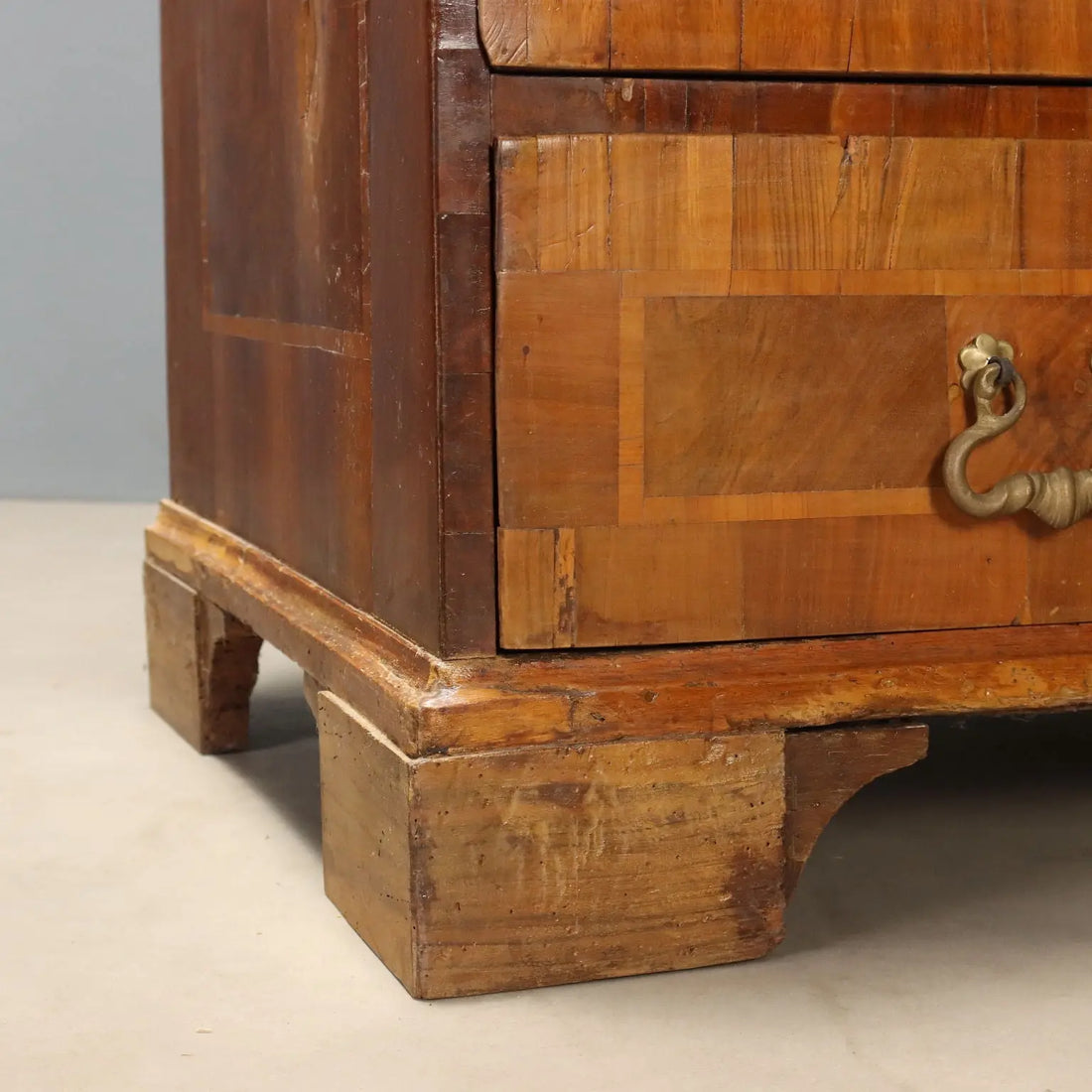 Walnut and Burl Bureau - Veneto 18th Century