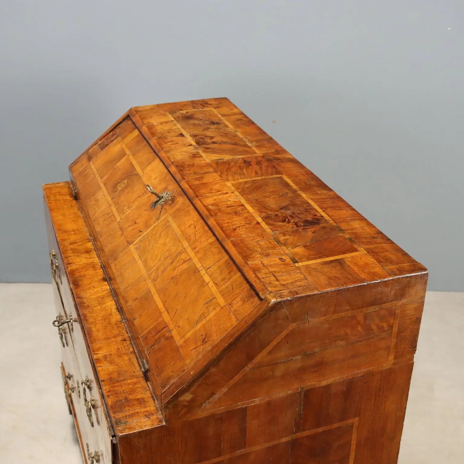 Walnut and Burl Bureau - Veneto 18th Century
