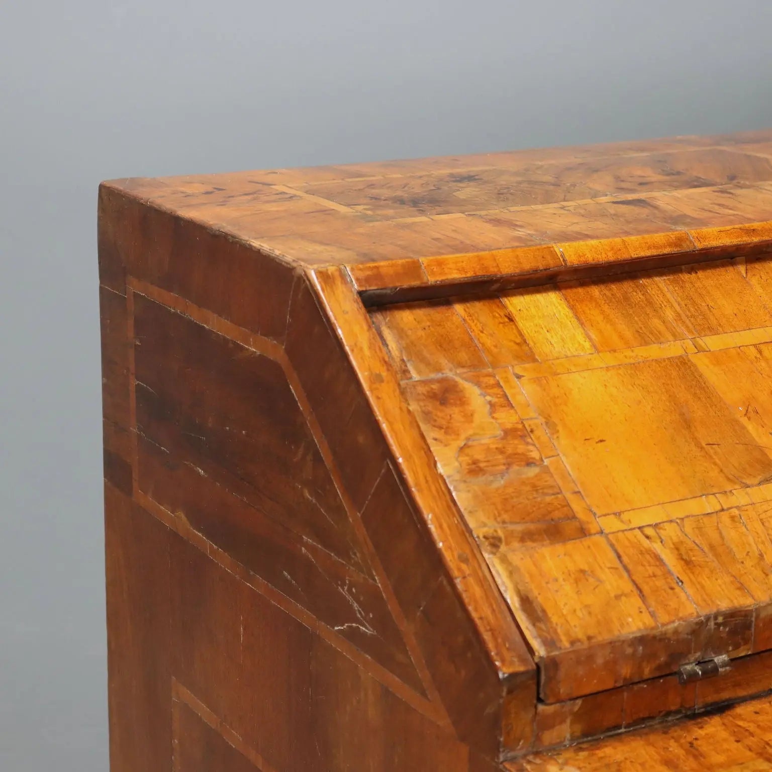 Walnut and Burl Bureau - Veneto 18th Century