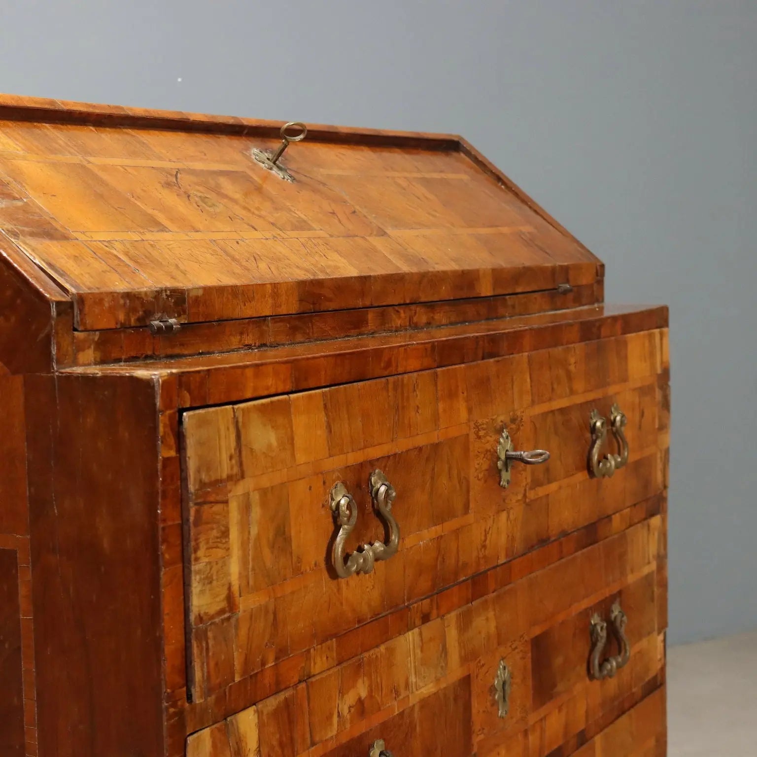 Walnut and Burl Bureau - Veneto 18th Century