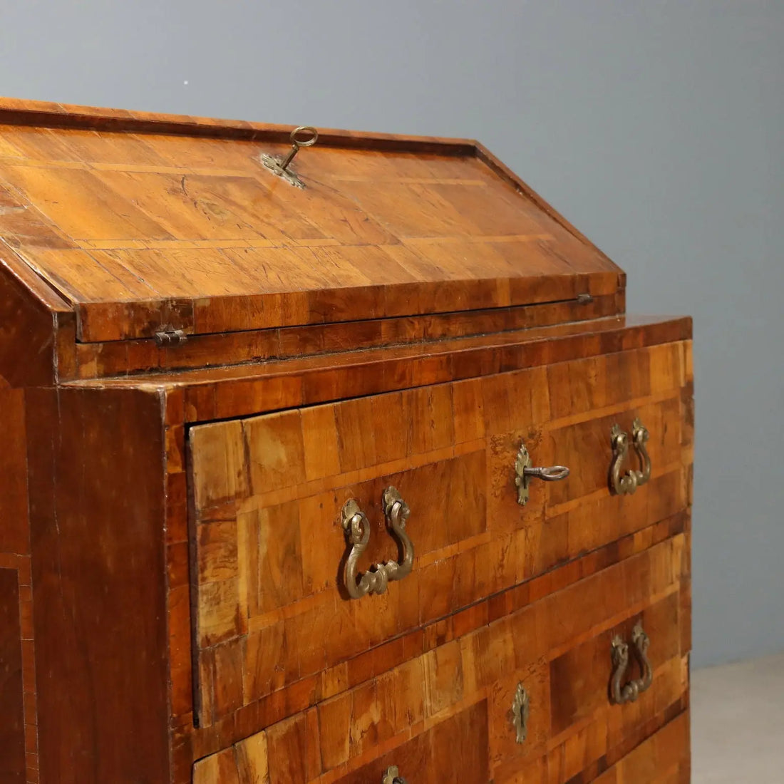 Walnut and Burl Bureau - Veneto 18th Century