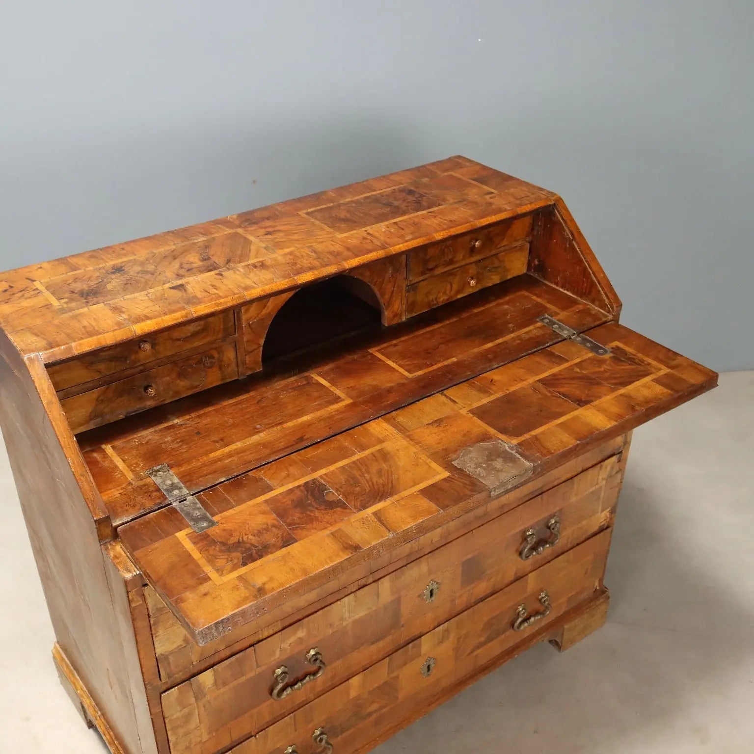 Walnut and Burl Bureau - Veneto 18th Century