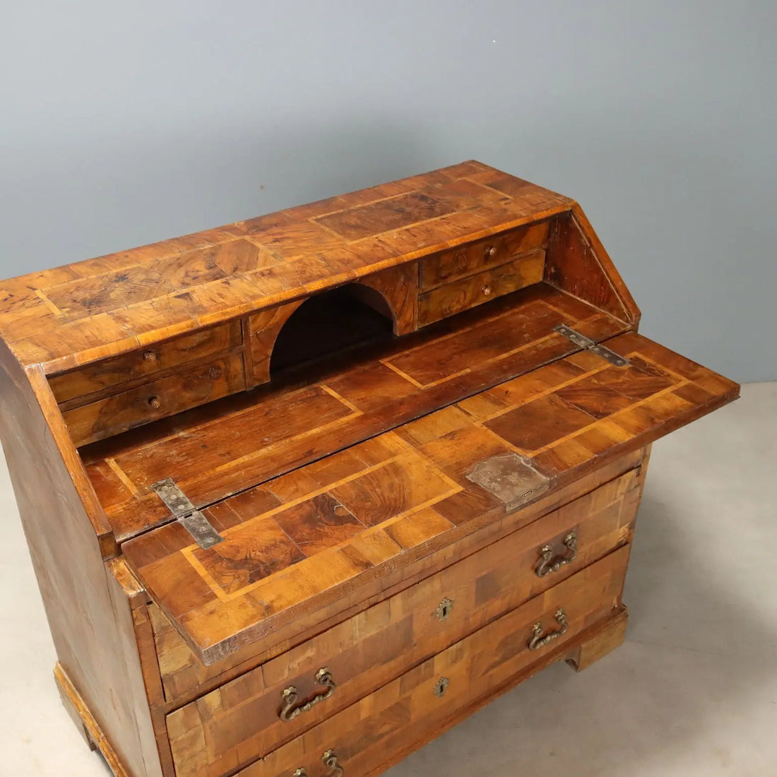 Walnut and Burl Bureau - Veneto 18th Century