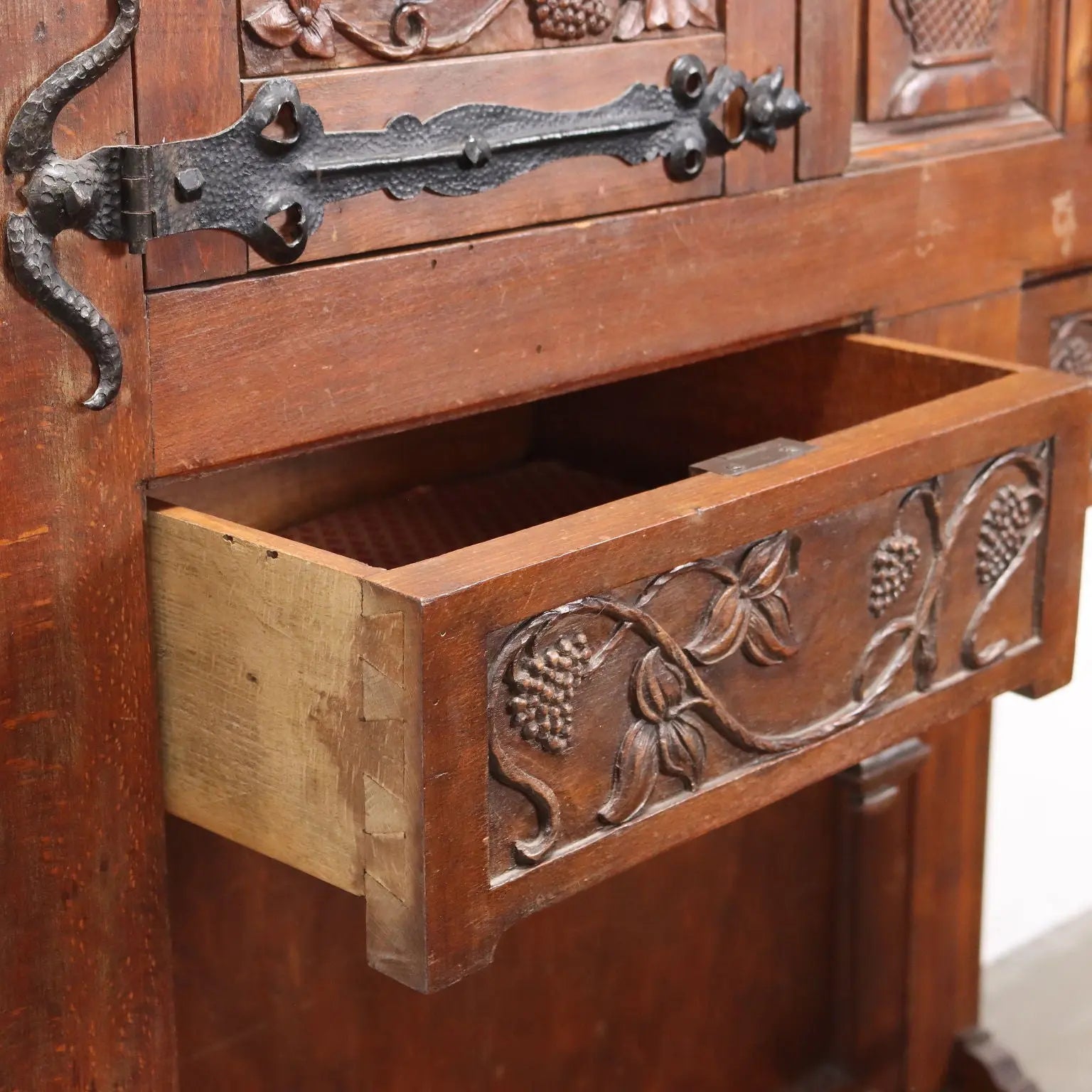 Antique Neo-Renaissance Cupboard Beech Italy XX Century - Italy, XX Century | Antiques | Cupboards