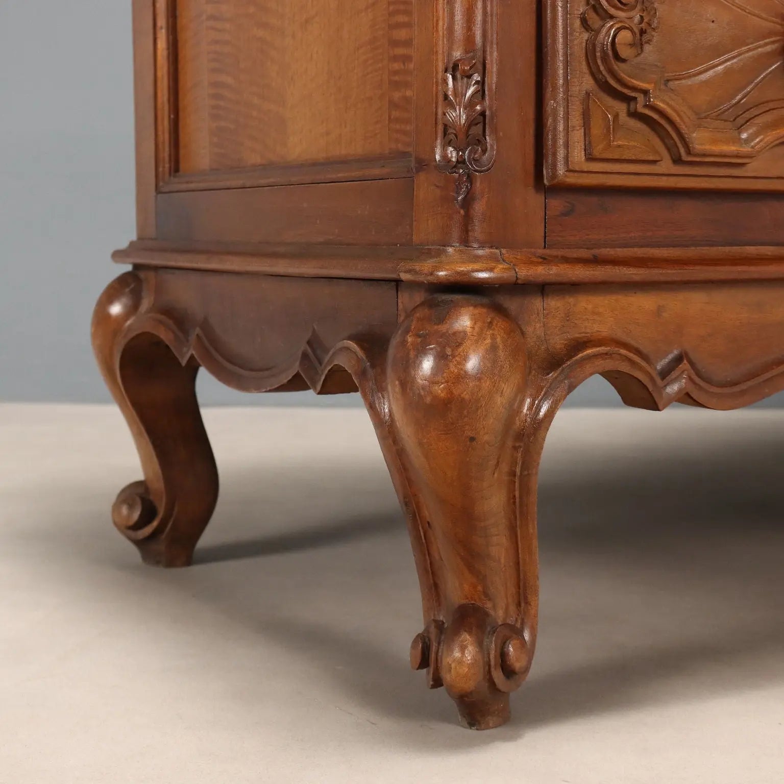 Baroque Walnut Dresser with Mirror - Italy 20th Century