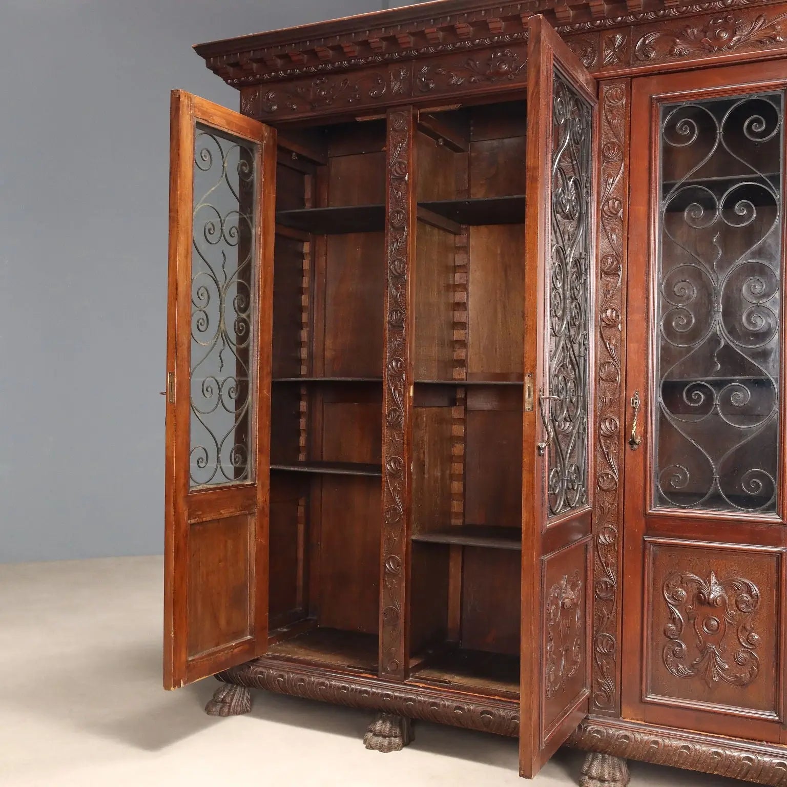 Neo-Renaissance Walnut Bookcase - Early 20th Century Italy
