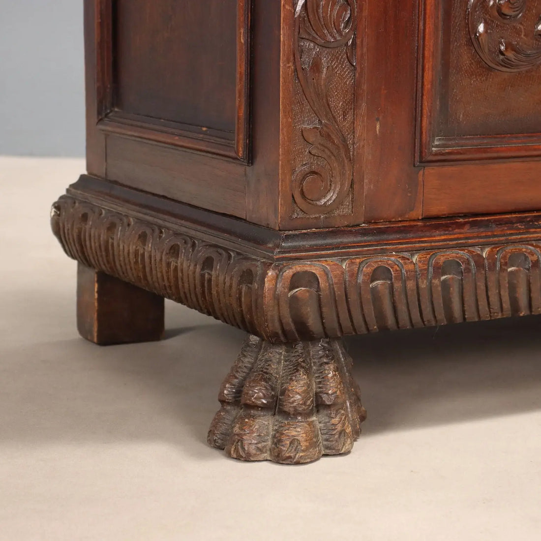 Neo-Renaissance Walnut Bookcase - Early 20th Century Italy