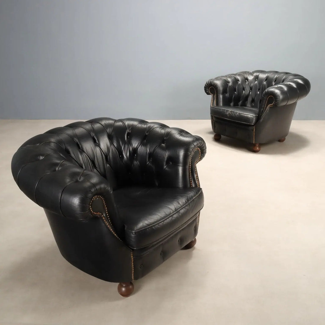 Antique Chesterfield Armchairs Capitonné Leather XX Century