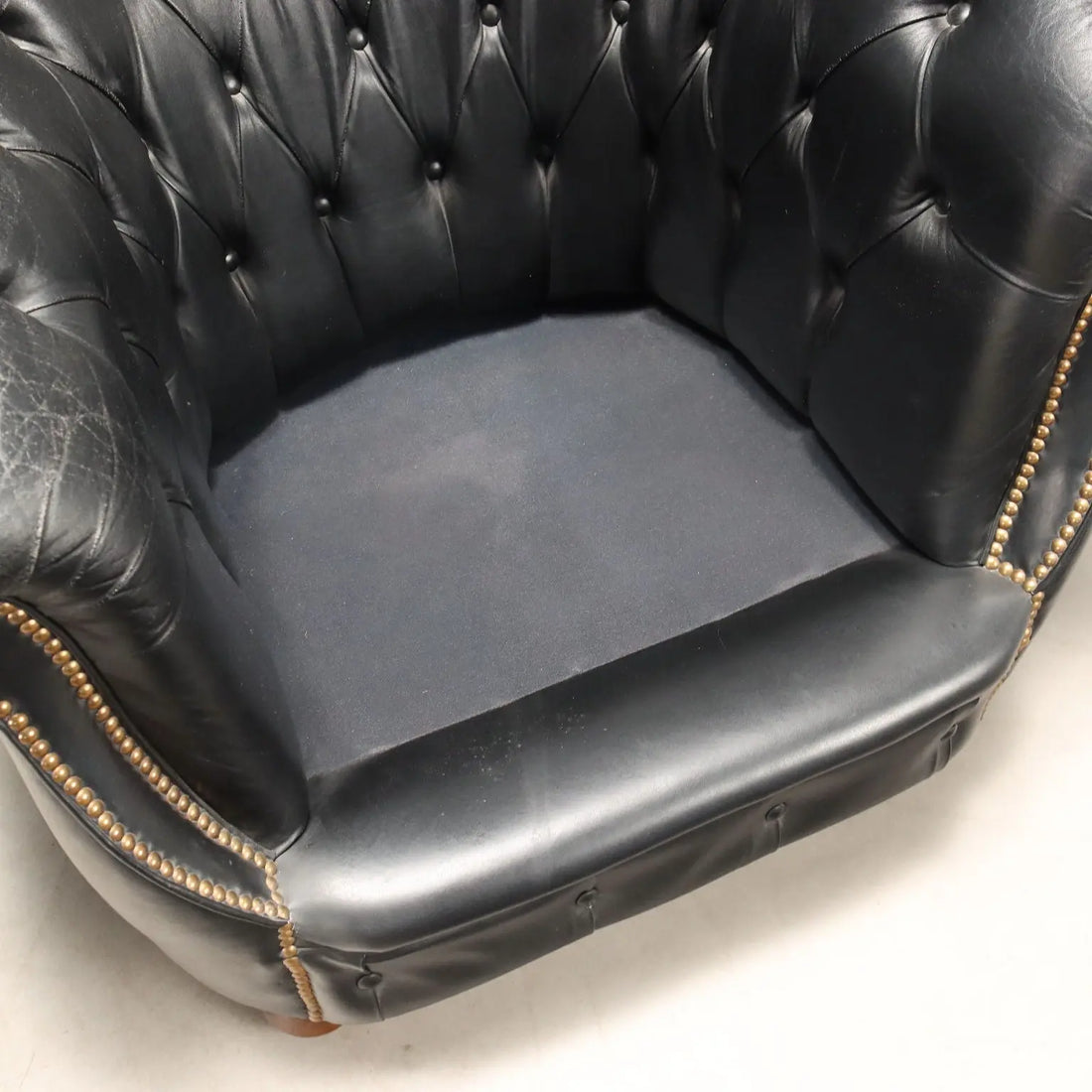 Antique Chesterfield Armchairs Capitonné Leather XX Century