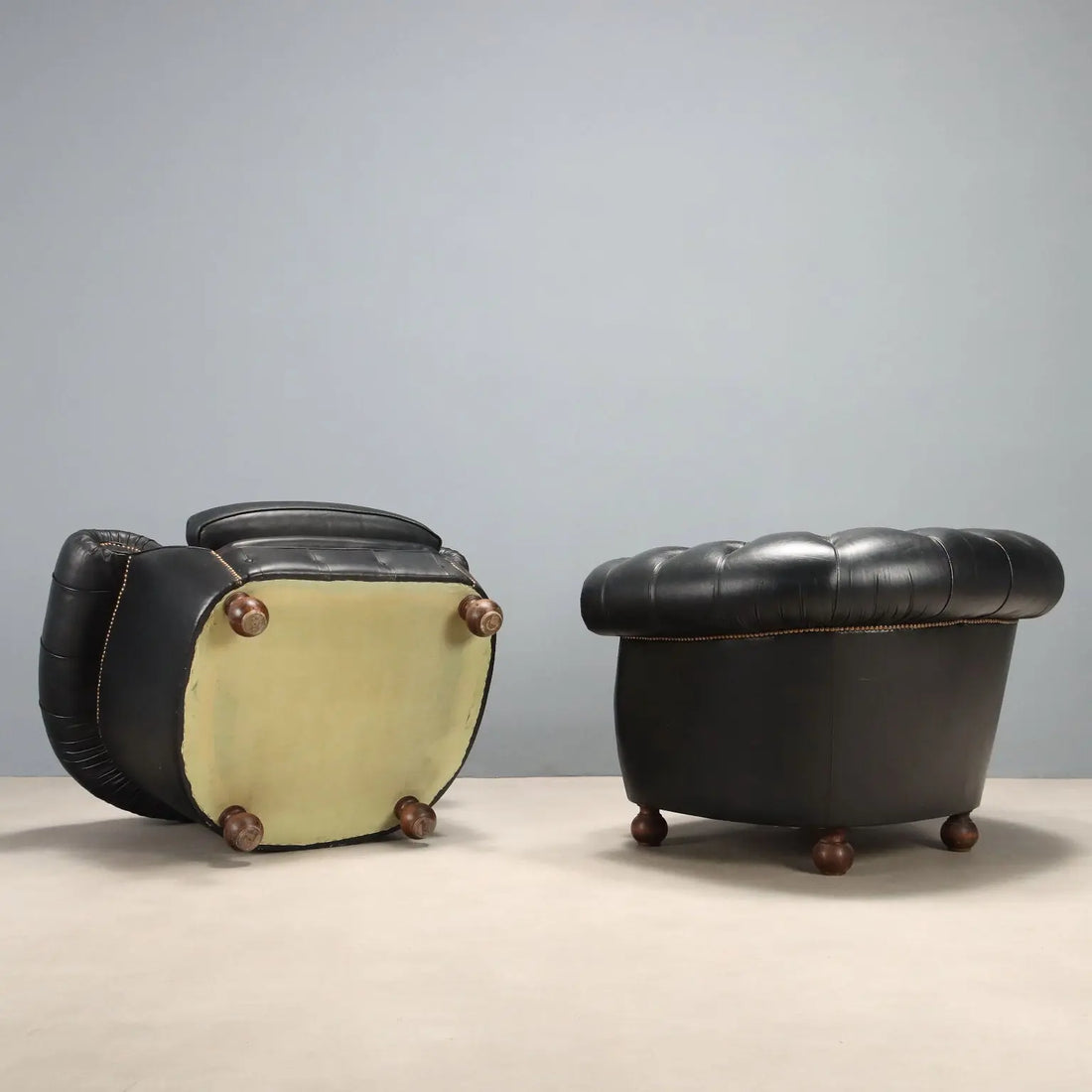 Antique Chesterfield Armchairs Capitonné Leather XX Century