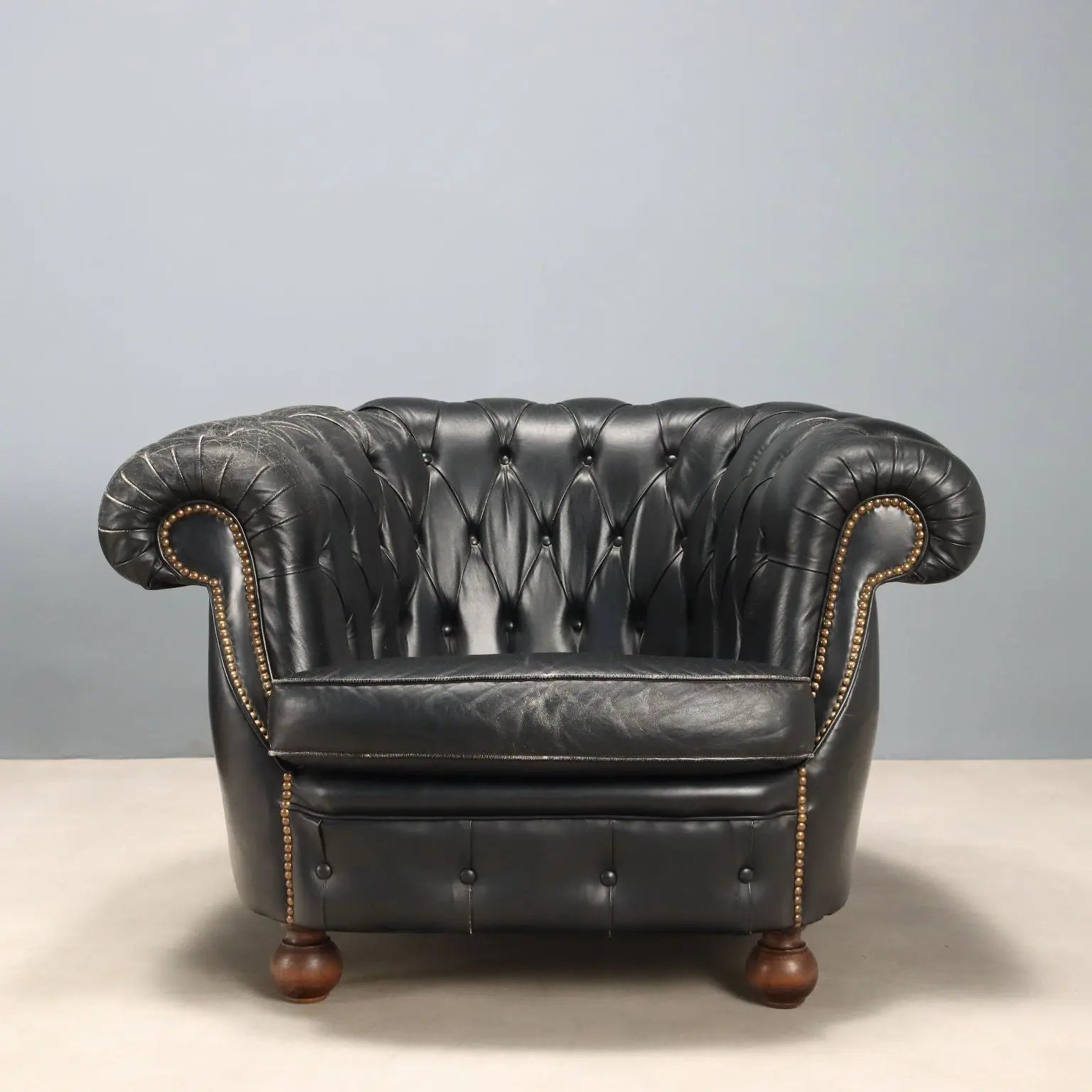 Antique Chesterfield Armchairs Capitonné Leather XX Century