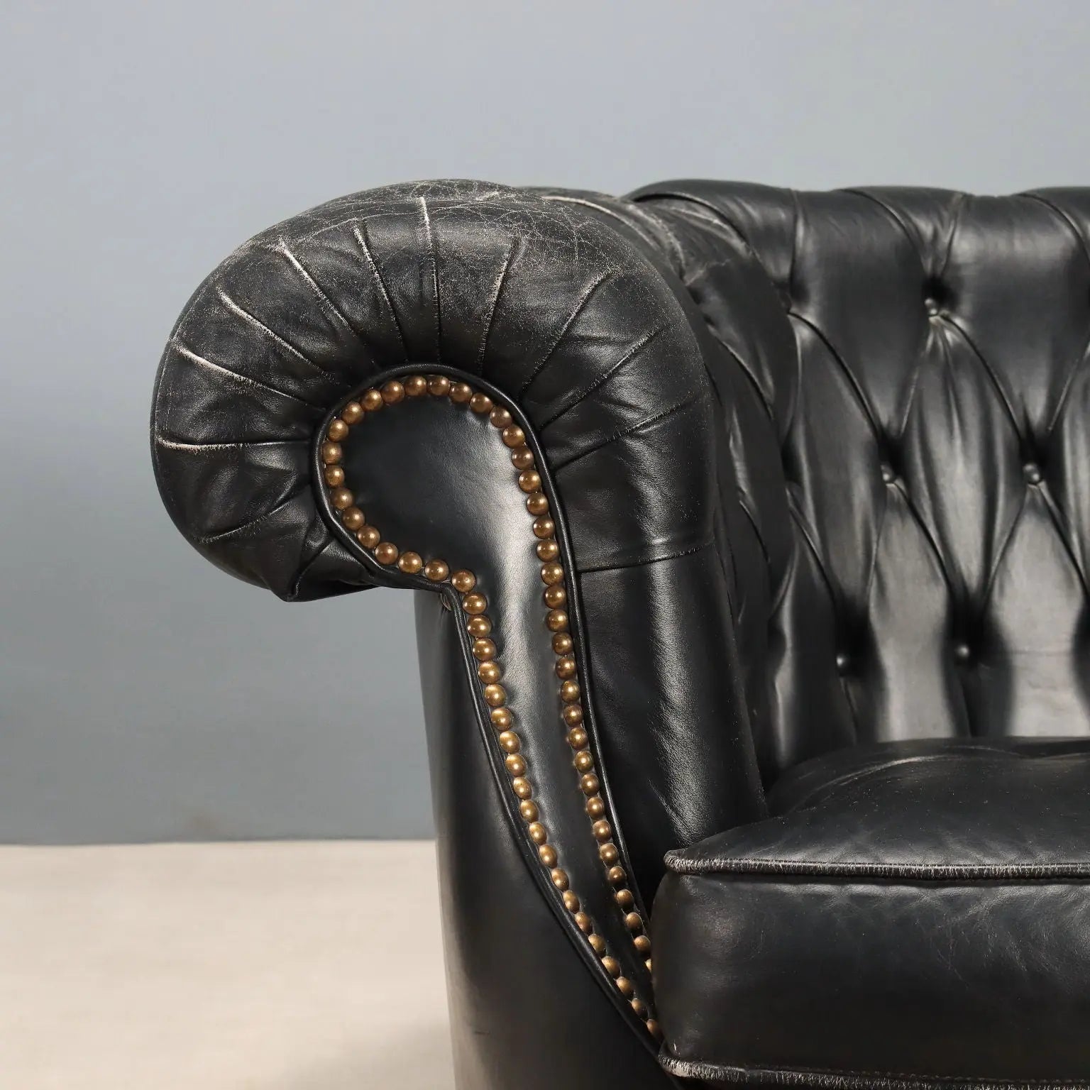 Antique Chesterfield Armchairs Capitonné Leather XX Century
