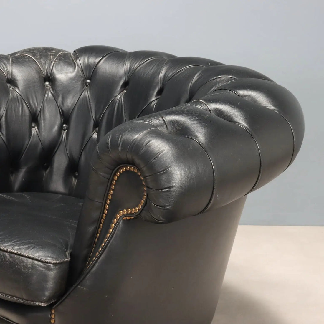 Antique Chesterfield Armchairs Capitonné Leather XX Century