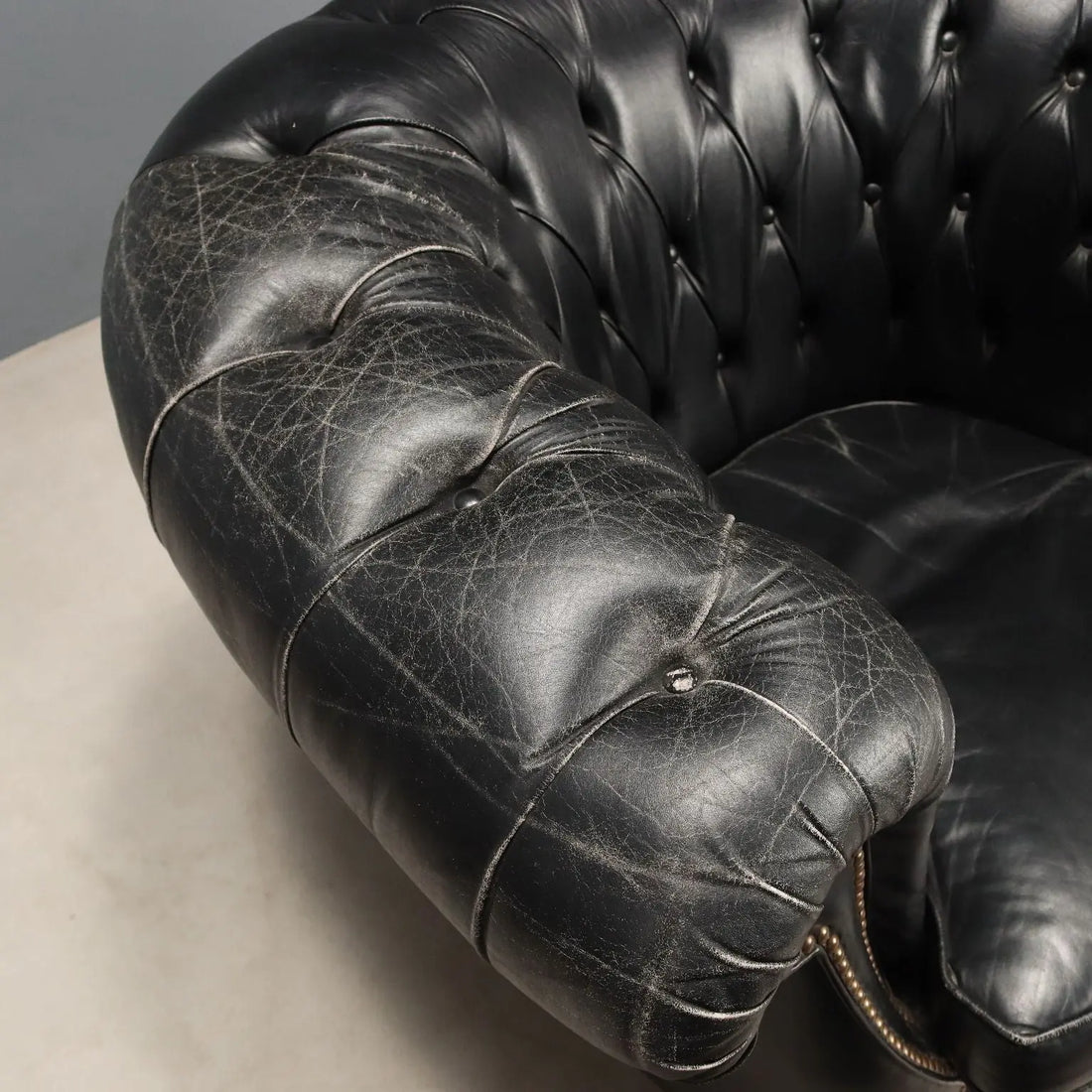 Antique Chesterfield Armchairs Capitonné Leather XX Century
