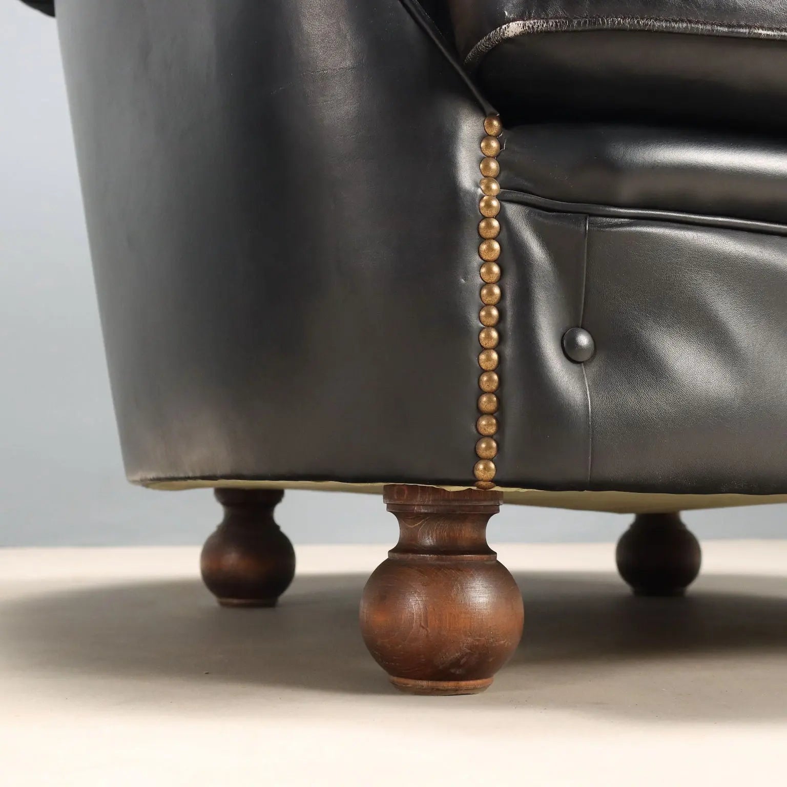 Antique Chesterfield Armchairs Capitonné Leather XX Century